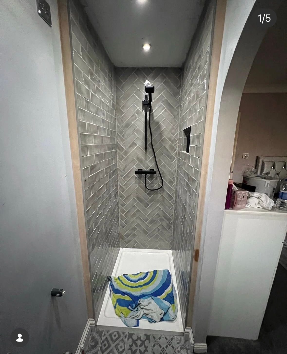 Walk-in shower with marble-effect tiling