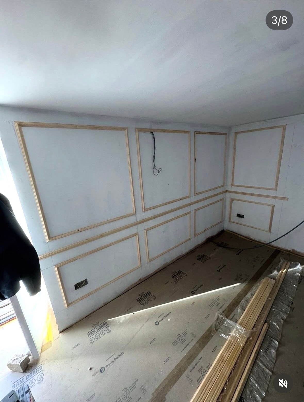 White wall panelling fitted in a lounge